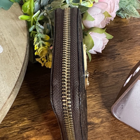 Michael Kors Jet Set Leather Wallet - Dark Brown with Gold Emblem - Picture 5 of 9